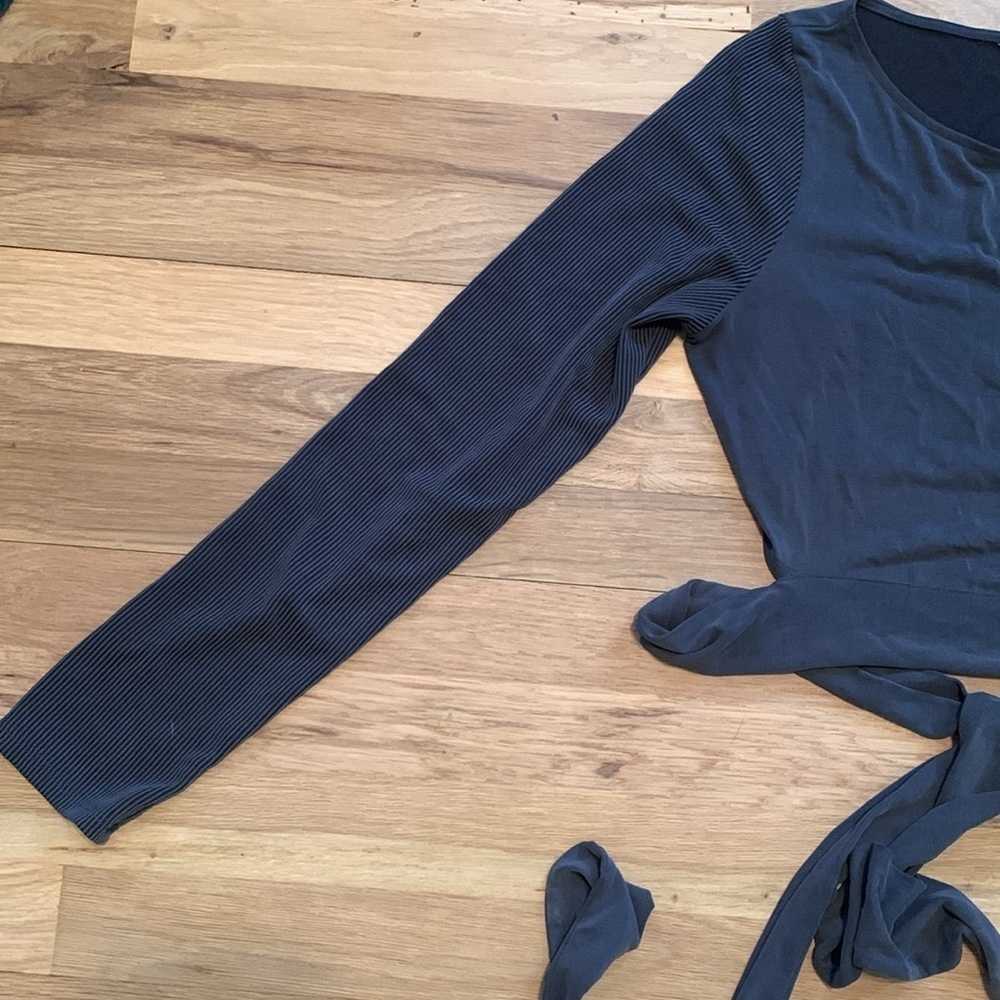 Victoria’s Secret Long Sleeve Cropped Wrap Around Tie Waist Shirt Women’s M - Picture 4 of 11